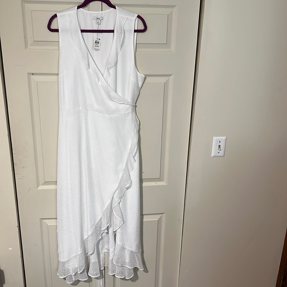 Romantic sleeveless Bar III Dress